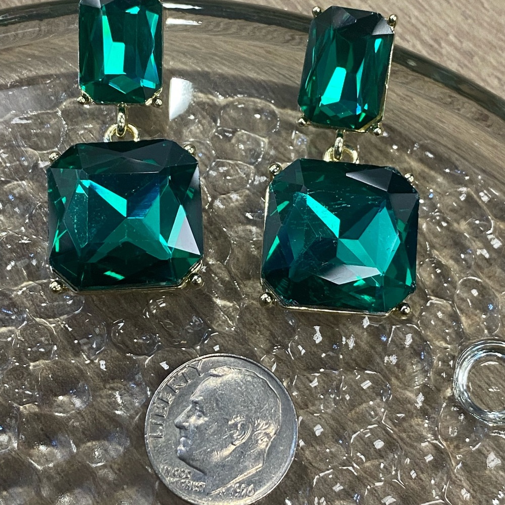 Jeweled emerald green earrings - Picture 4 of 4